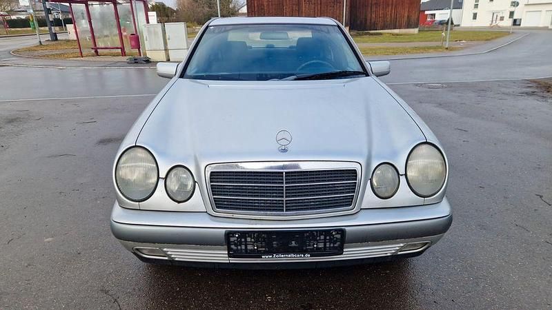 Gebraucht Mercedes E220 Classic 102 PS (75 kW) 1998 Silber Limousine
