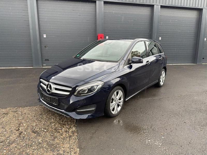 Blau Gebraucht 2018 Mercedes 200 Limousine | 17.398 € (Superpreis) - Bild 1/4