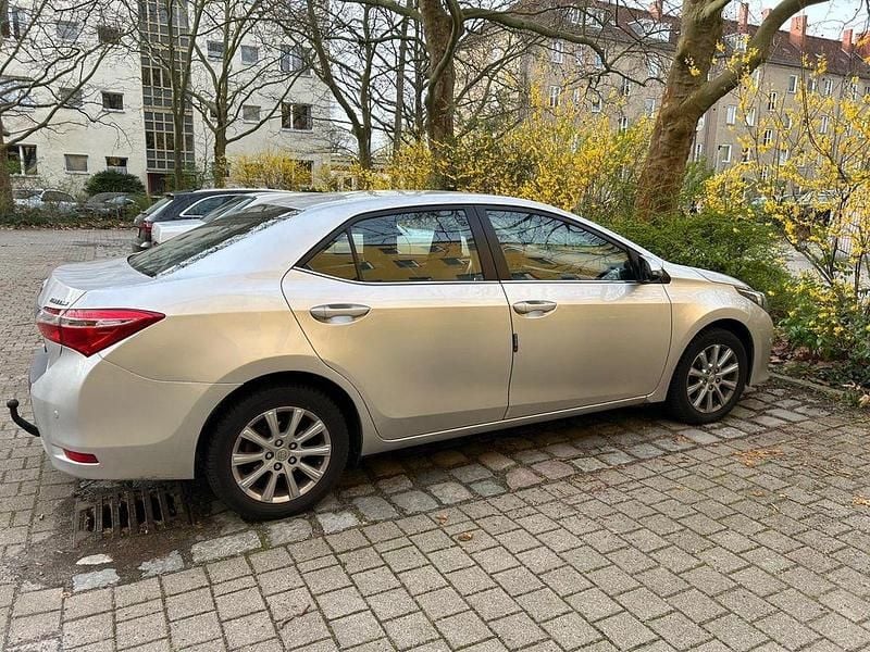 Gebraucht Toyota Corolla Multidrive S 132 PS (97 kW) 2015 Silber Limousine