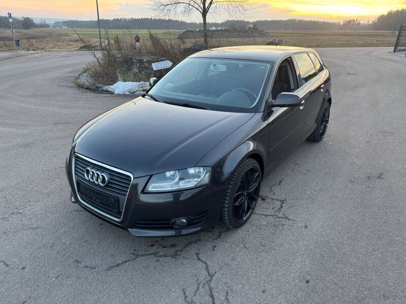 Grau Gebraucht 2010 Audi A3 Sportback Attraction Limousine | 4.990 € (Fairer Preis) - Bild 1/4