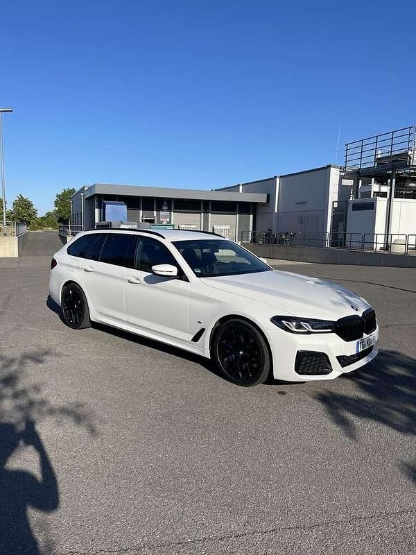 Weiß Gebraucht 2021 BMW 530 M Sport Kombi | 36.390 € (Fairer Preis) - Bild 1/4