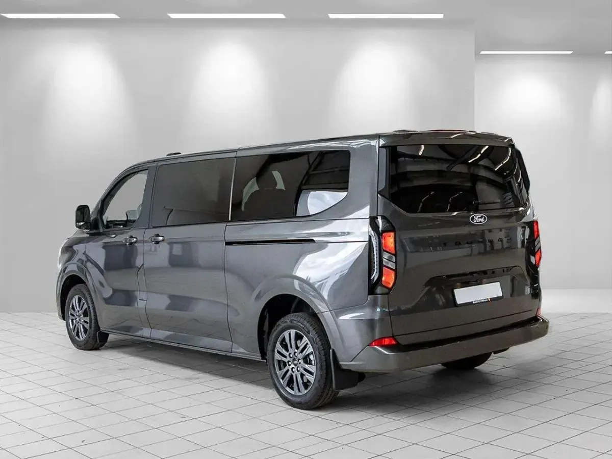 Neu Ford Tourneo Titanium 150 PS (110 kW) 2025 Grau Van / Kleinbus