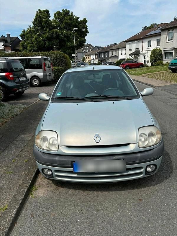 Silber Gebraucht 2001 Renault Clio II Kleinwagen | 650 € (Superpreis) - Bild 1/3