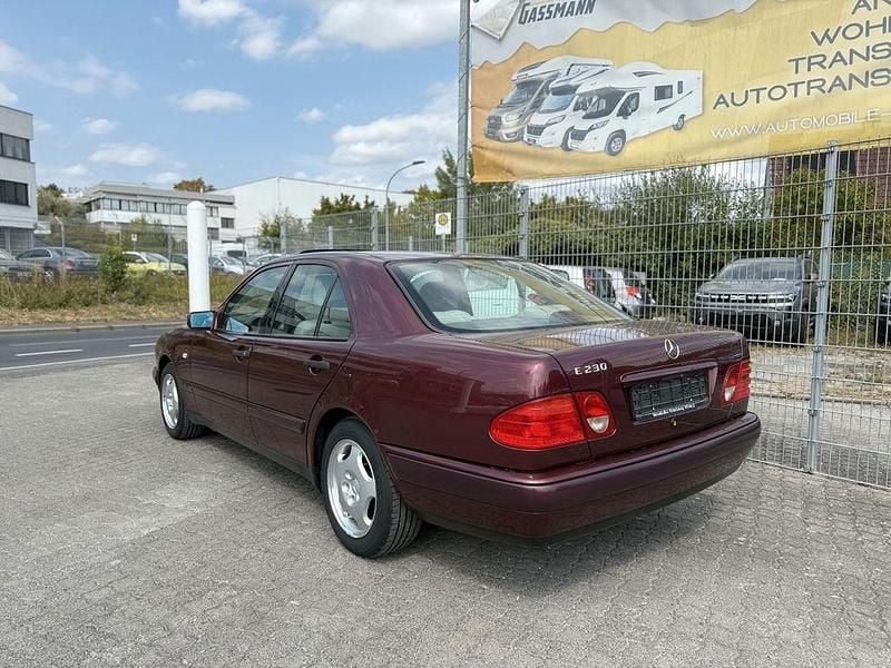 Gebraucht Mercedes E230 Classic 150 PS (110 kW) 1996 Rot Limousine
