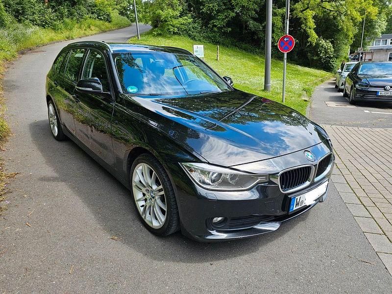 Schwarz Gebraucht 2013 BMW 320 Kombi | 7.900 € (Fairer Preis) - Bild 1/4