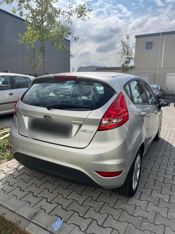 Gebraucht Ford Fiesta Trend 82 PS (60 kW) 2009 Silber Kleinwagen