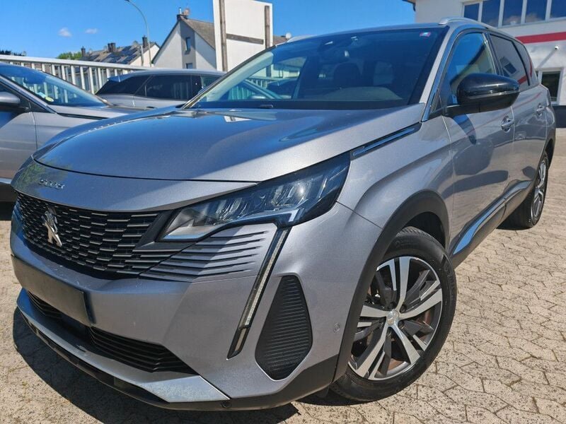 Grau Gebraucht 2022 Peugeot 5008 Allure Van / Kleinbus | 20.468 € (Guter Preis) - Bild 1/4