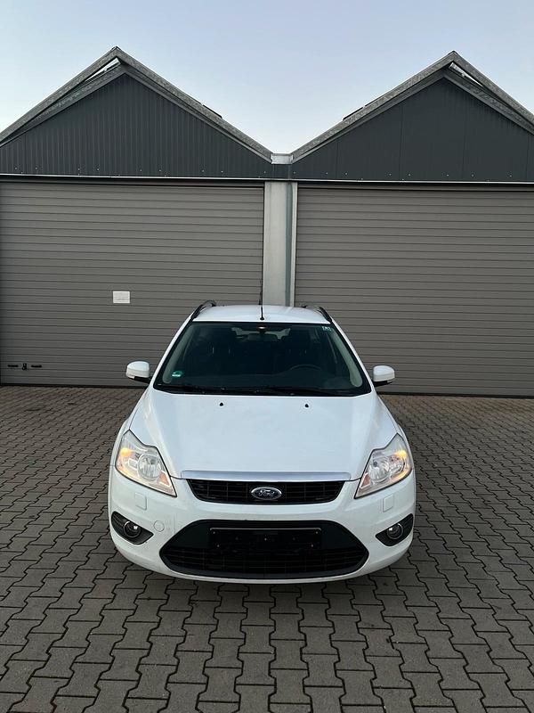 Weiß Gebraucht 2011 Ford Focus Kombi | 1.950 € (Superpreis) - Bild 1/4