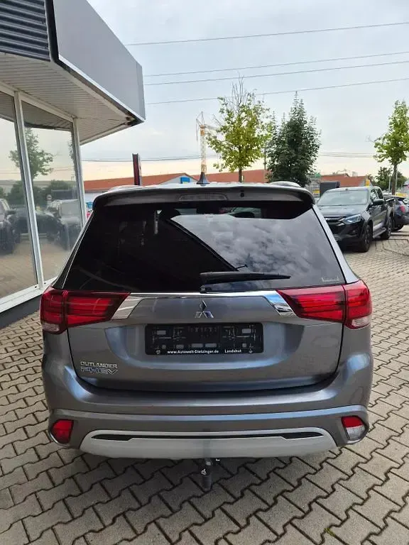 Gebraucht Mitsubishi Outlander P-HEV Basis 135 PS (99 kW) 2021 Grau SUV