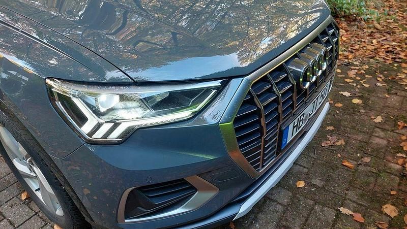 Grau Gebraucht 2022 Audi Q3 Ambiente SUV | 33.950 € (Etwas zu teuer) - Bild 1/4