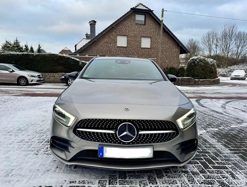 Grau Gebraucht 2020 Mercedes A200 AMG line Limousine | 20.500 € (Fairer Preis) - Bild 1/4