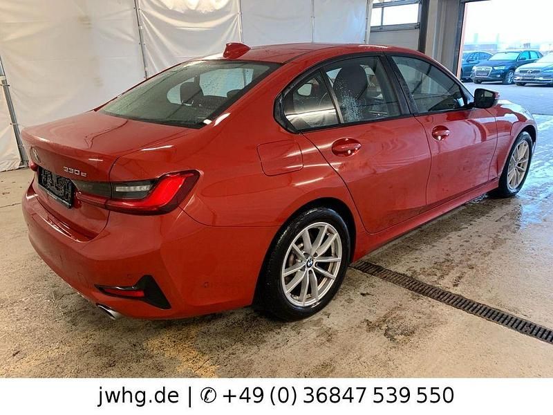Gebraucht BMW 330e Advantage 252 PS (185 kW) 2020 Rot Limousine