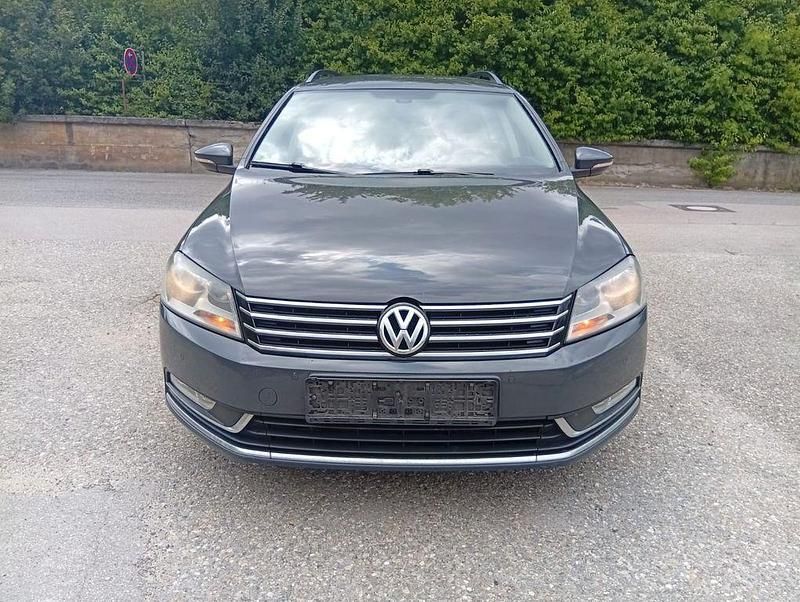Grau Gebraucht 2014 VW Passat Limousine | 8.490 € - Bild 1/4