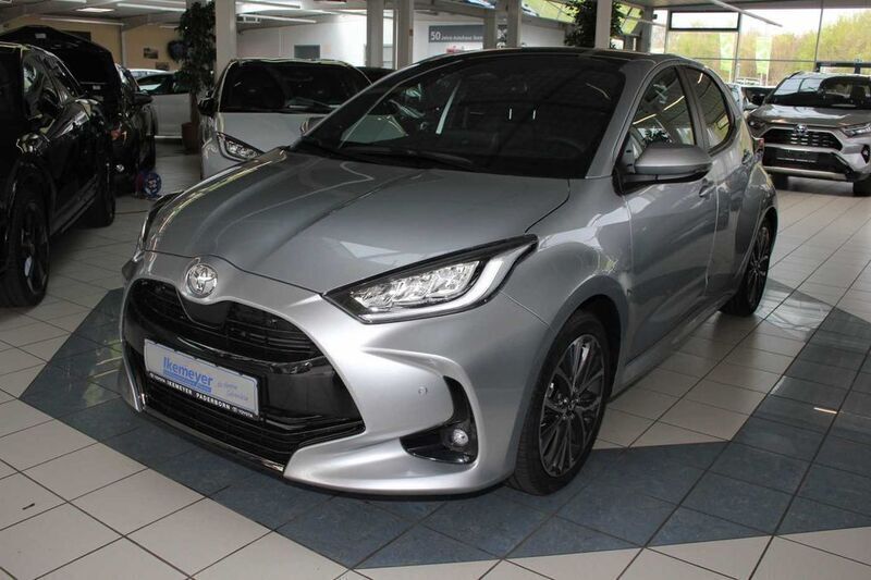 Shimmering silber metallic Neu 2024 Toyota Yaris Hybrid Plus Kleinwagen | 26.990 € (Guter Preis) - Bild 1/4