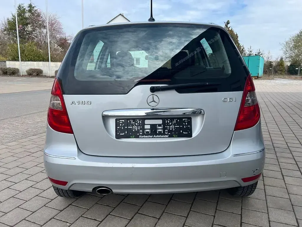 Gebraucht Mercedes A180 Elegance 109 PS (80 kW) 2011 Silber Limousine