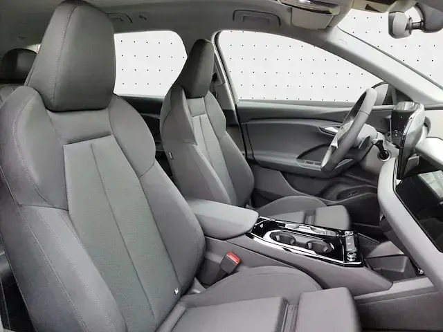 Gebraucht Audi Q6 e-tron Sport 185 kW (252 PS) 2025 Mythosschwarz metallic SUV