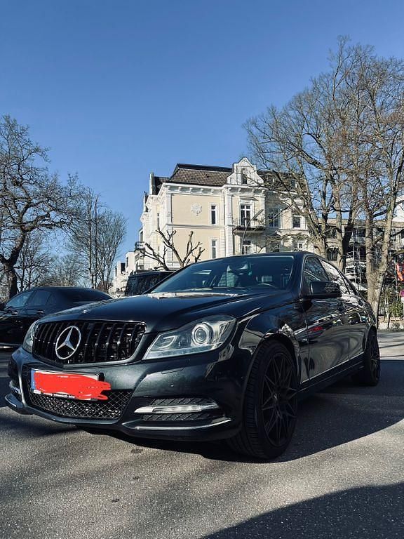 Schwarz Gebraucht 2011 Mercedes C180 Avantgarde Limousine | 12.999 € (Fairer Preis) - Bild 1/4