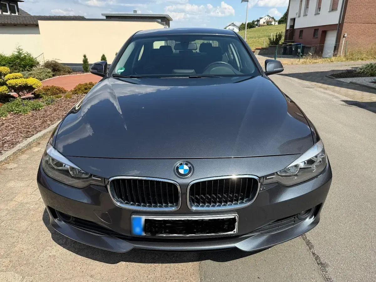 Gebraucht BMW 318 143 PS (105 kW) 2013 Grau Limousine