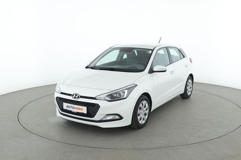 Weiß Gebraucht 2018 Hyundai i20 Trend Limousine | 12.110 € (Teuer) - Bild 1/3