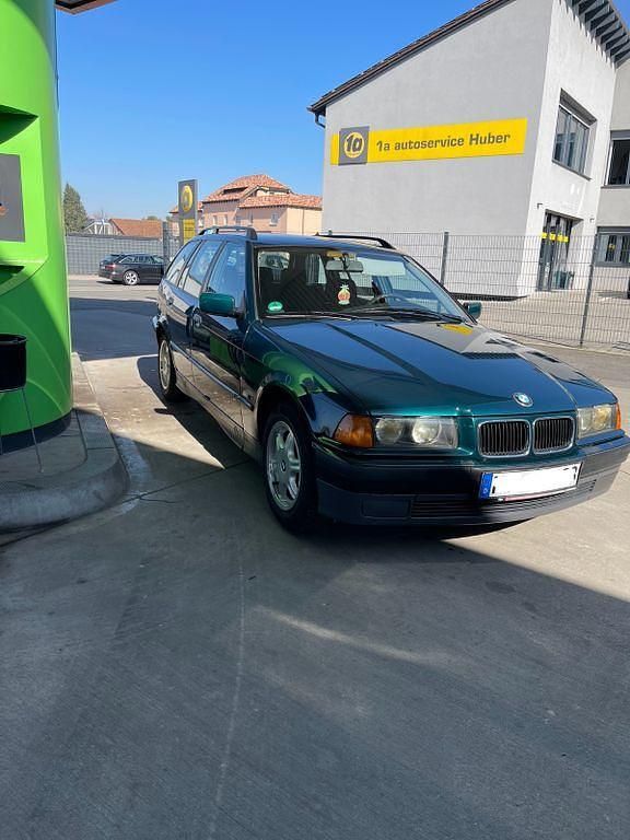 Grün Gebraucht 1996 BMW 318 Kombi | 1.599 € (Fairer Preis) - Bild 1/4