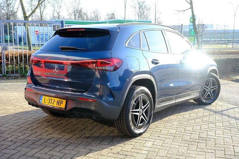 Gebraucht Mercedes EQA250 AMG 139 kW (190 PS) 2021 Blau SUV