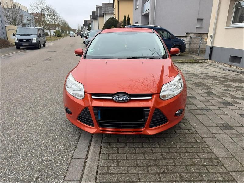 Gebraucht Ford Focus 115 PS (84 kW) 2012 Orange Limousine