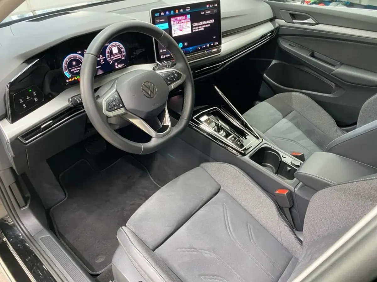 Używany VW Golf VIII Style 150 KM (110 kW) 2025 Czarny Kombi
