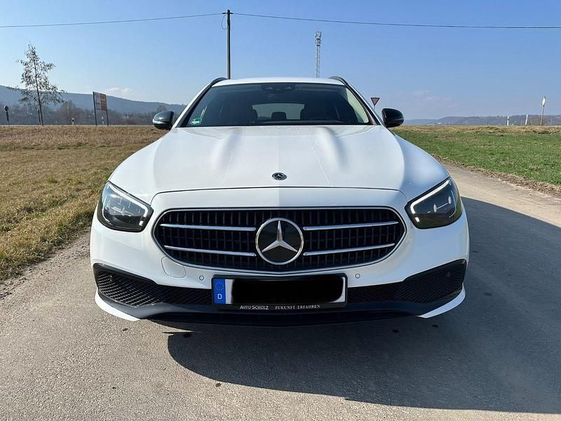 Gebraucht Mercedes E300 306 PS (225 kW) 2021 Weiß Limousine