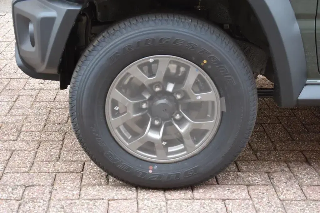 Neu Suzuki Jimny 101 PS (74 kW) 2026 Grün SUV