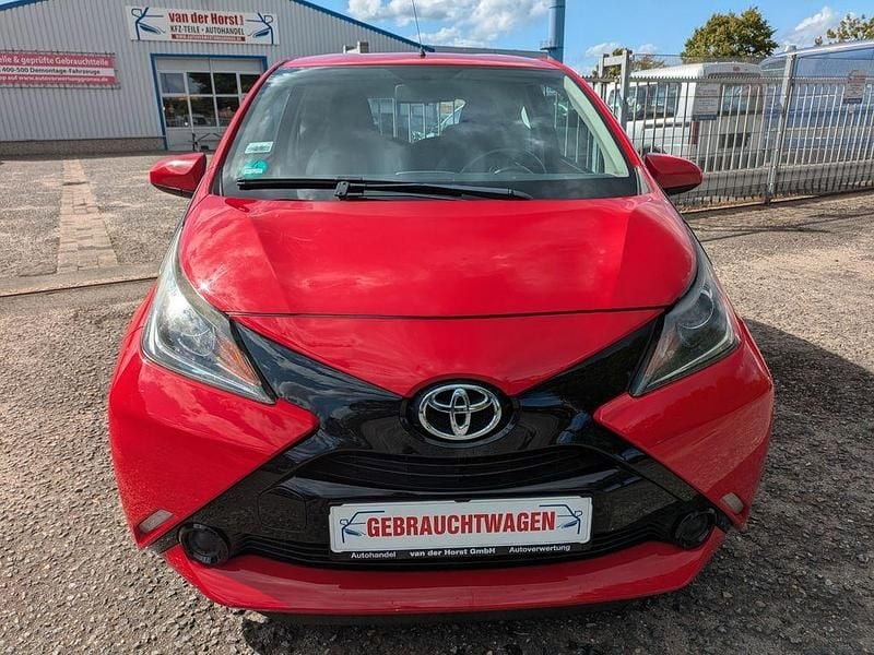Gebraucht Toyota Aygo X-play 69 PS (50 kW) 2015 Rot Kleinwagen