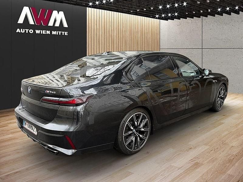 Gebraucht BMW M760e Performance 381 PS (280 kW) 2024 Schwarz Limousine