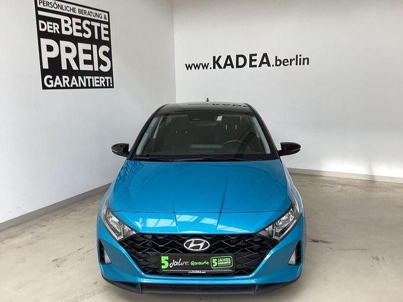 Gebraucht Hyundai i20 101 PS (74 kW) 2023 Aqua turquoise/ phantom black / mic (metallic) Kleinwagen