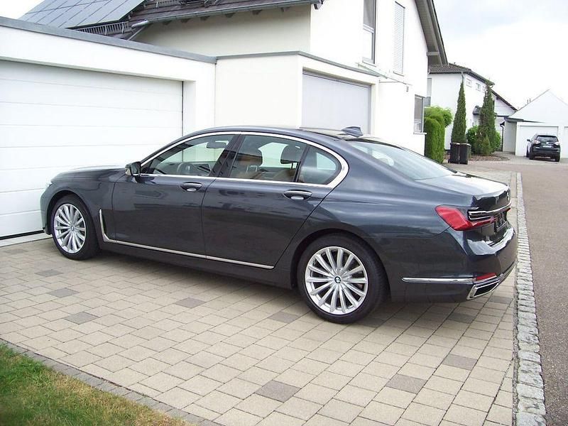 Gebraucht BMW 740 Performance 320 PS (235 kW) 2019 Grau Limousine
