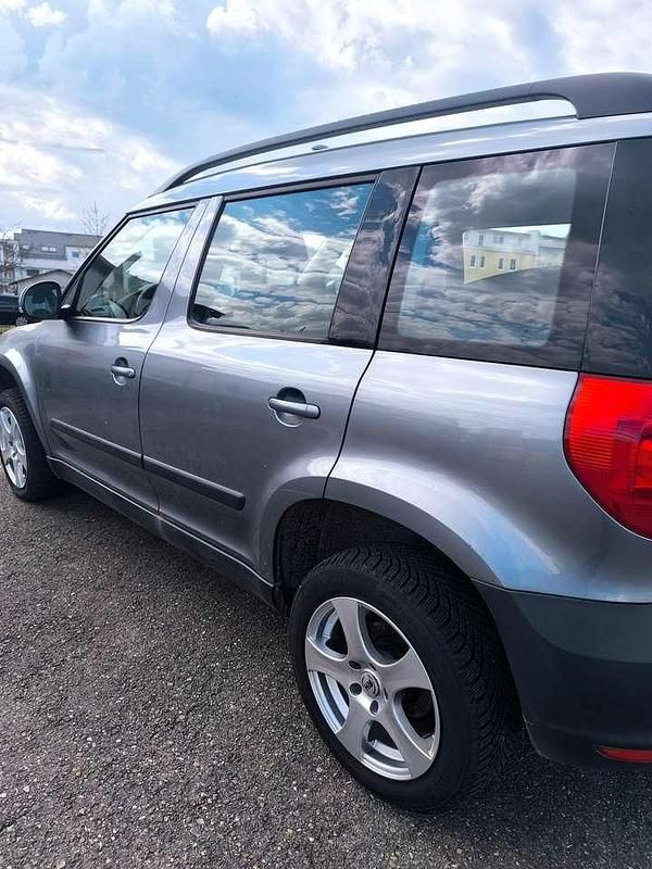 Gebraucht Skoda Yeti Ambition 105 PS (77 kW) 2012 Platingrau metallic SUV