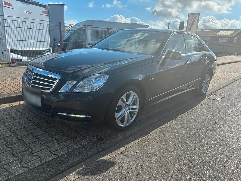 Schwarz Gebraucht 2010 Mercedes E200 Limousine | 6.500 € (Superpreis) - Bild 1/4