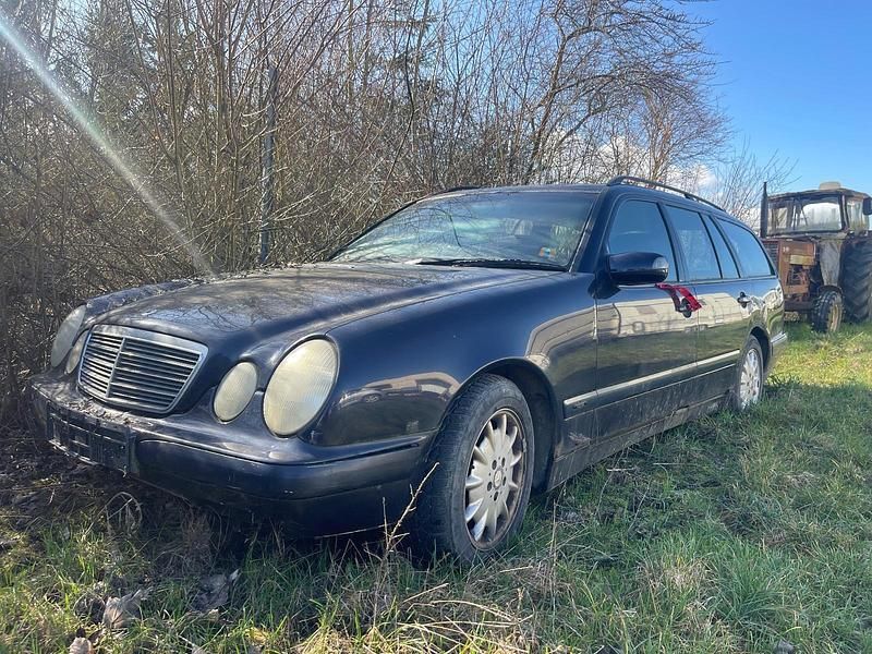 Gebraucht Mercedes E220 136 PS (100 kW) 2003 Blau Kombi