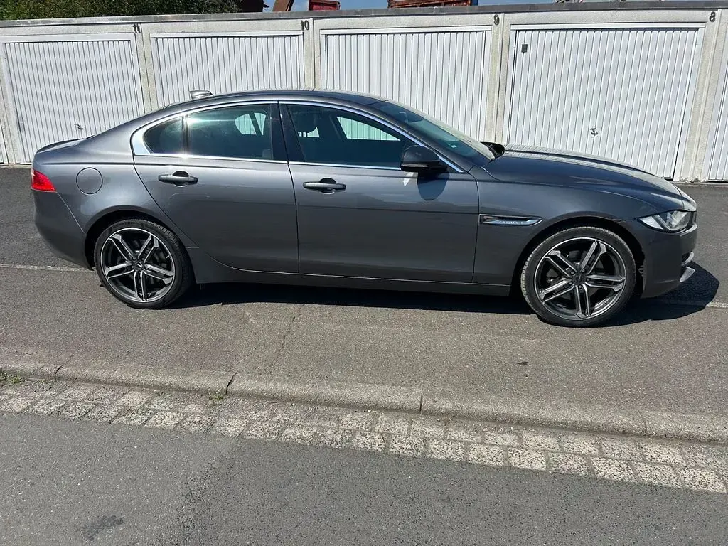 Gebraucht Jaguar XE Prestige 179 PS (131 kW) 2018 Grau Limousine