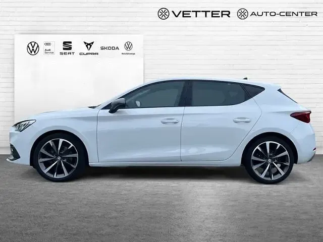 Używany Seat Leon FR 131 KM (96 kW) 2023 Biały Sedan/Limuzyna