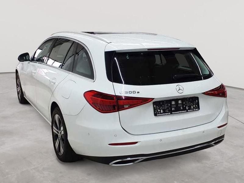 Gebraucht Mercedes C300e Avantgarde 204 PS (150 kW) 2023 Manufaktur opalithweiß bright Kombi