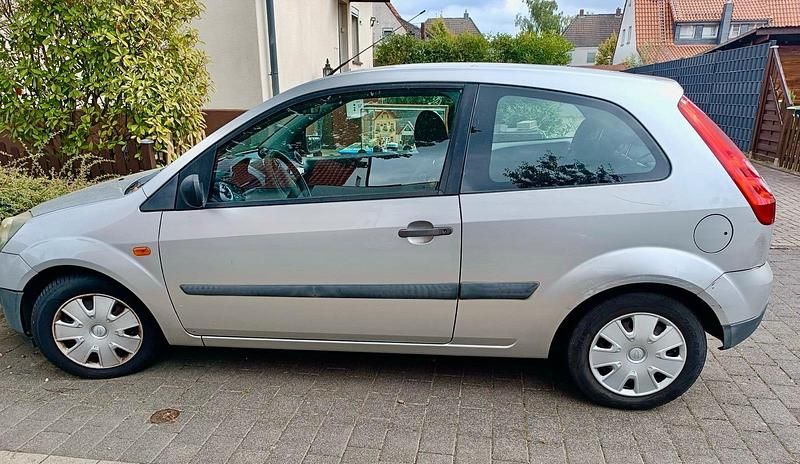 Silber Gebraucht 2006 Ford Fiesta Kleinwagen | 490 € (Superpreis) - Bild 1/4