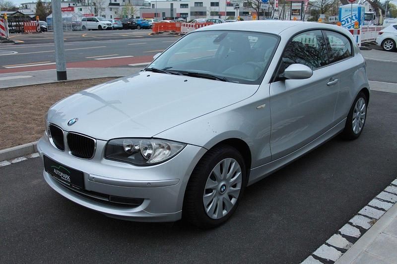 Silber Gebraucht 2007 BMW 118 Coupé Advantage Coupé | 3.900 € (Fairer Preis) - Bild 1/4