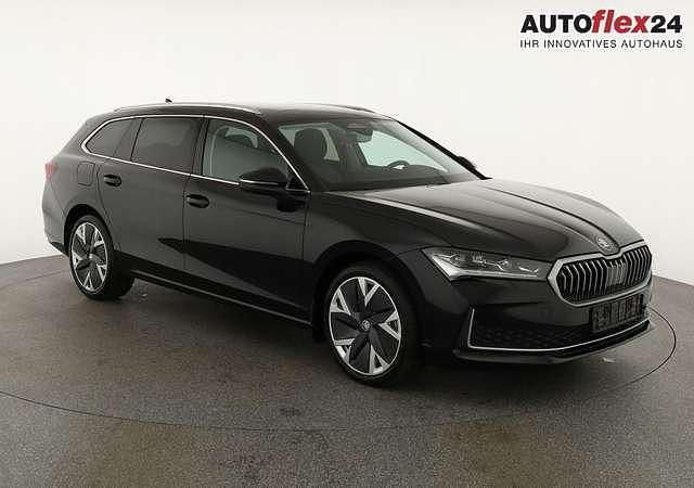 Onyx schwarz metallic Gebraucht 2024 Skoda Superb Selection Kombi | 42.245 € (Superpreis) - Bild 1/4