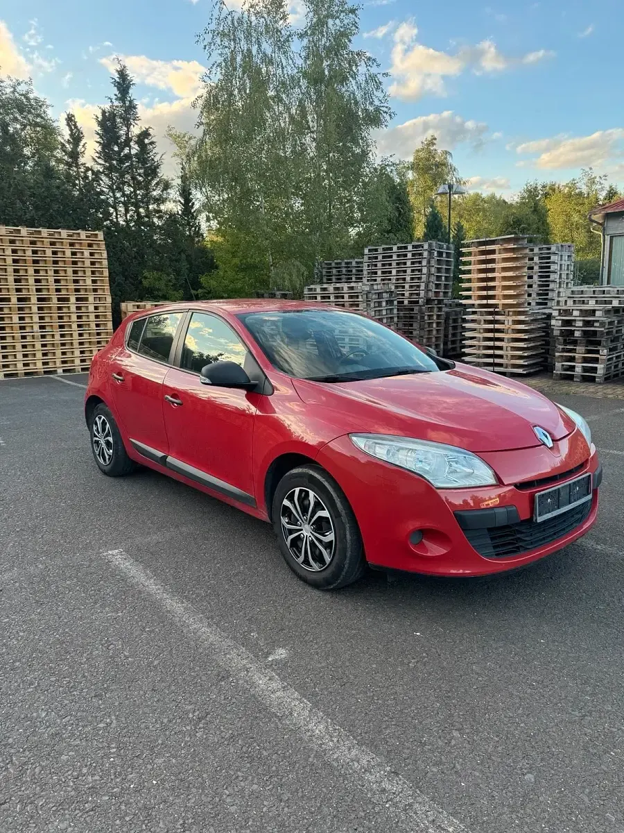 Gebraucht Renault Mégane 101 PS (74 kW) 2011 Rot Limousine