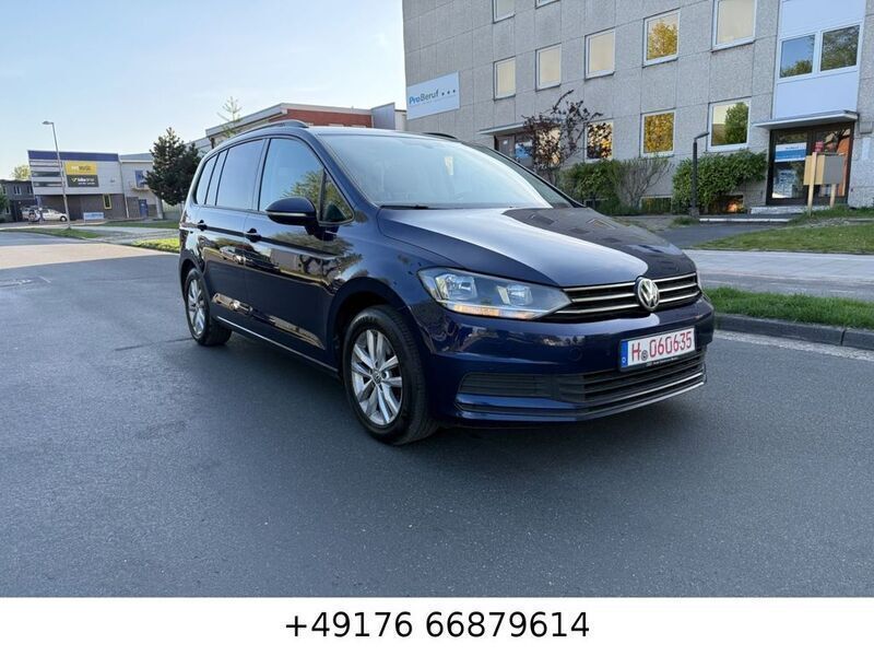 Blau Gebraucht 2018 VW Touran Comfortline Van / Kleinbus | 11.999 € (Fairer Preis) - Bild 1/4