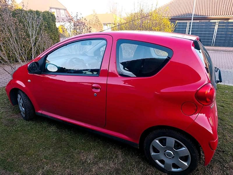 Gebraucht Toyota Aygo 68 PS (50 kW) 2007 Rot Kleinwagen