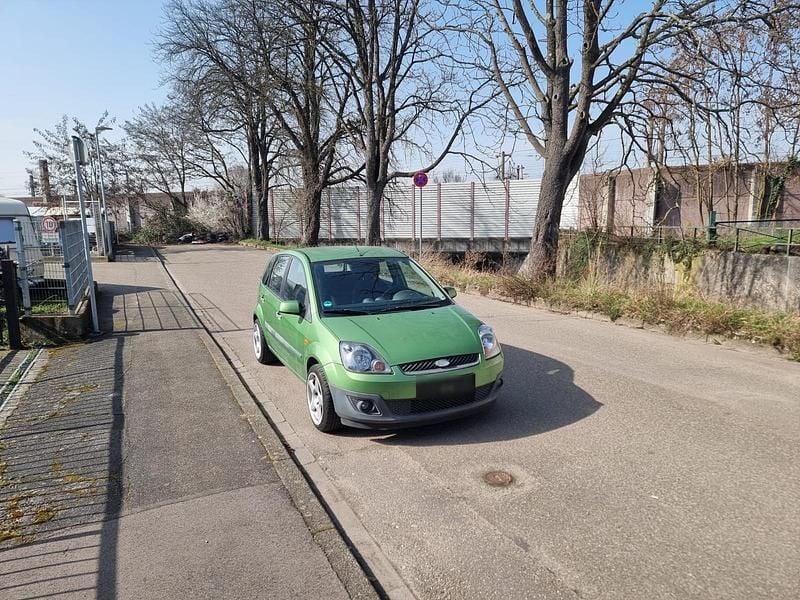 Gebraucht Ford Fiesta 90 PS (66 kW) 2006 Grün Kleinwagen