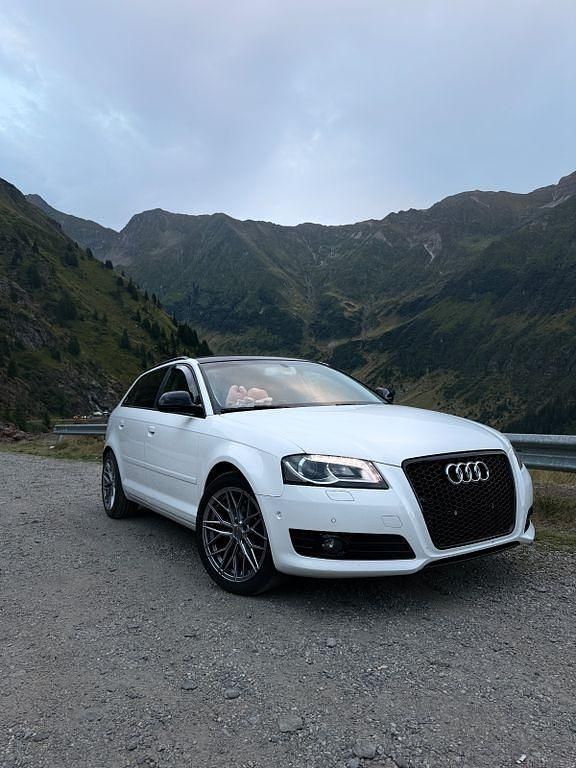 Weiß Gebraucht 2010 Audi A3 Sportback Attraction Limousine | 8.100 € - Bild 1/4
