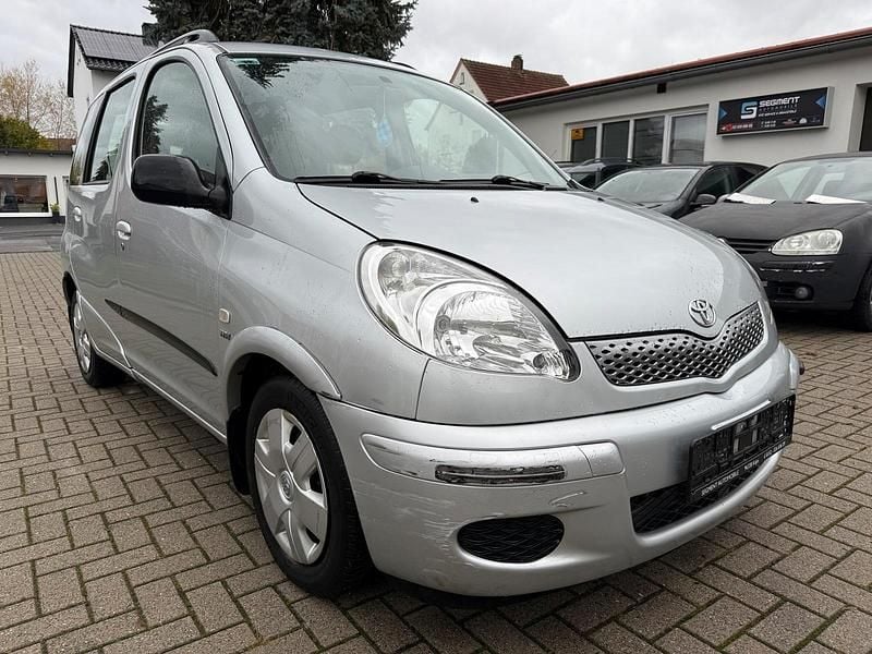 Grau Gebraucht 2005 Toyota Yaris Verso Van / Kleinbus | 5.500 € - Bild 1/4