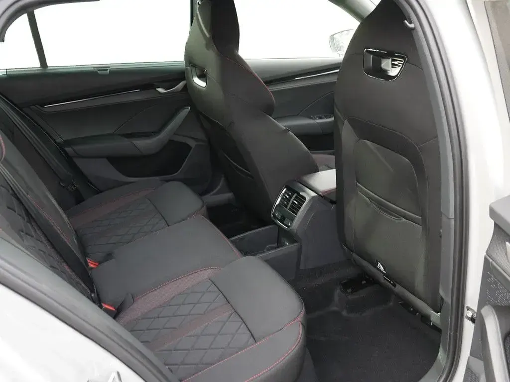 Neu Skoda Octavia RS 265 PS (194 kW) 2026 Grau Kombi