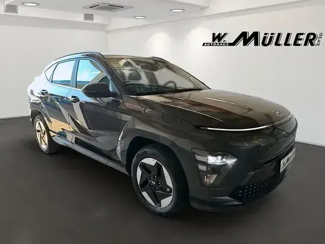 Gebraucht Hyundai Kona Advantage 114 kW (156 PS) 2024 Ecotronic grey SUV
